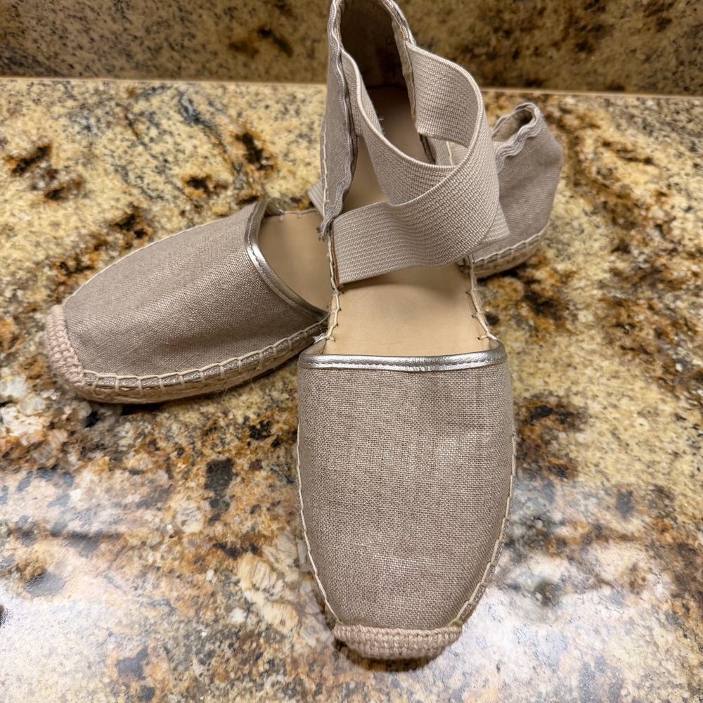 Lands End Ladies 8.5 Silver Beech Beige Cross Strap Espadrilles Flats Sandals